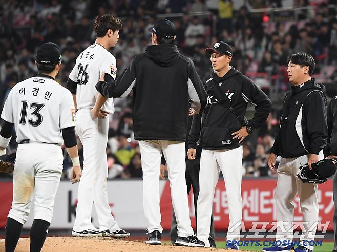 다리를 움직여보며 투구를 어어가고 싶어한 김민수를 코치들이 말렸다.