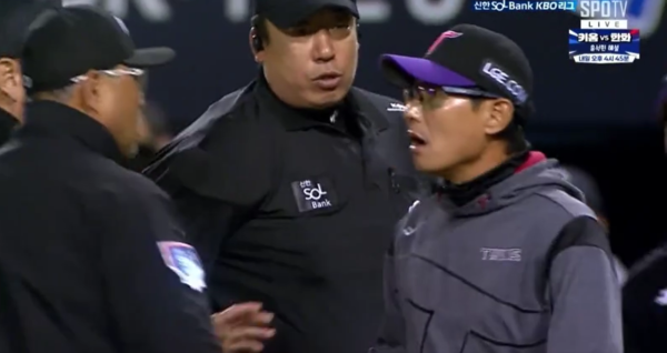 심판에 항의하는 염경엽 감독. ⓒSPOTV 중계화면 캡처