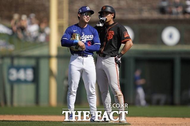 이정후(오른쪽)가 메이저리그에 안착한 반면 김혜성은 험난한 길을 걷고 있다. 올해 시범경기에서 만난 둘이 이야기를 나누고 있다. /뉴시스