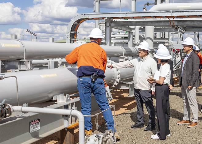 장인화(왼쪽에서 둘째) 포스코그룹 회장이 9일 호주 자회사 세넥스에너지의 가스전 현장에서 사업 진행 상황을 살펴보고 있다. /포스코그룹