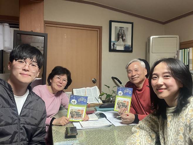 공씨(오른쪽에서 두번째)가 가족들과 기념 사진을 찍고 있다. 국민학교 같은 반 친구였던 공씨의 아내(왼쪽에서 두번째) 또한 공씨를 후원했던 스웨덴 양친을 기억하고 있었다./공삼현씨 제공