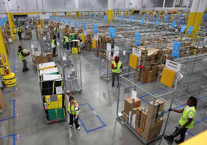 아마존 직원들이 2022년 11월 28일 조지아주 알파레타의 아마존 배송 스테이션에서 작업하고 있다. /AFP 연합뉴스