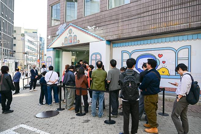 서울 성동구 성수동에 위치한 과학 팝업 스토어(임시 매장) ‘별별 잡화점’에 11일 사람들이 입장을 기다리고 있다. 과학기술정보통신부와 한국과학창의재단은 4월 과학의 달을 기념해 이날 매장을 열었다./한국과학창의재단