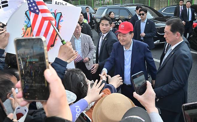 윤석열 전 대통령이 11일 서울 용산구 한남동 관저에서 나와 서초동 사저로 향하기 전 지지자들과 인사하고 있다. /연합뉴스