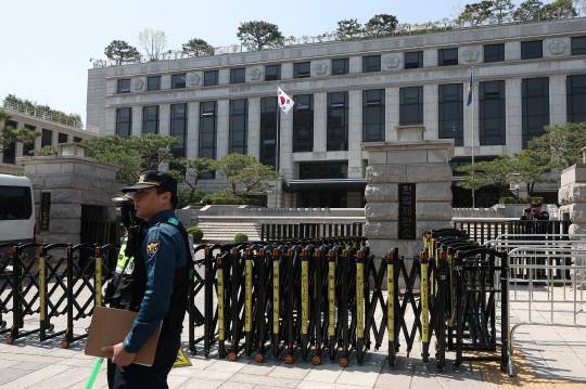 서울 종로구가 지난 10일 오후 헌법재판소 앞의 도로를 차단하고 있던 경찰버스 일부가 철수하면서 차량 통행이 가능해졌다고 11일 밝혔다. 사진=연합뉴스