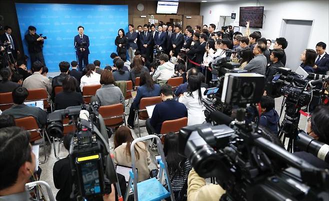 10일 더불어민주당 대통령 후보에 나선 이재명 전 대표가 국회 소통관에서 비젼및 인선을 발표한 후 기자들의 일문일답을 받고 있다. ⓒ데일리안 홍금표 기자