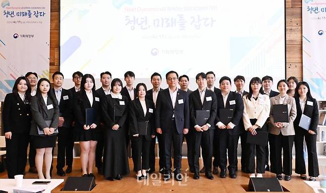 최상목 경제부총리 겸 기획재정부 장관이 11일 서울 중구 커뮤니티하우스 마실'에서 열린 제3기 기재부 2030 자문단(넥스트 다이나믹스)과 함께하는 ‘미래세대와의 대화: 청년, 미래를 잡다’ 행사에서 참석자들과 기념촬영을 하고 있다.ⓒ기획재정부