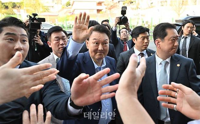 관저를 퇴거한 윤석열 전 대통령이 11일 오후 서울 한남동 관저 앞에서 지지자들에게 인사하고 있다. ⓒ데일리안 방규현 기자
