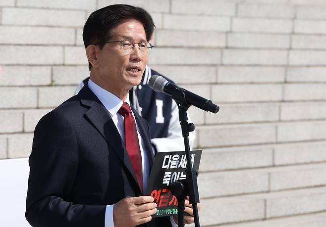대선출마를 선언한 김문수 전 고용노동부 장관이 11일 오전 서울 여의도 국회 본청 계단에서 열린 연금개혁청년행동의 연금개악 규탄 집회에서 발언을 하고 있다. 2025.04.11. 뉴시스