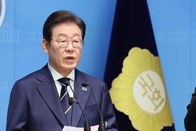 제21대 대통령선거에 출마를 선언한 이재명 더불어민주당 전 대표가 11일 오전 서울 여의도 국회 소통관에서 기자회견을 열고 비전 및 캠프 인선을 발표하고 있다. 2025.4.11. 뉴스1