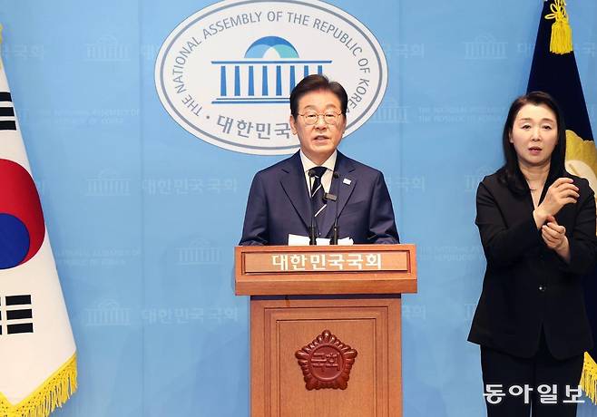 더불어민주당 대선 경선에 출마한 이재명 예비후보가 11일 국회 소통관에서 집권 청사진 등을 소개하는 ‘비전 선포식 및 캠프 일정 발표’를 하고 있다.  이훈구 기자 ufo@donga.com