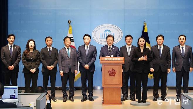 11일 국회 소통관에서 집권 청사진 등을 소개하는 ‘비전 선포식 및 캠프 일정 발표’모습. 왼쪽부터이해식 비서실장, 강유정 대변인, 한병도 종합상황실장, 윤후덕 정책본부장, 강훈식 총괄본부장, 이재명 예비후보, 윤호중 선대위원장, 수어통역, 김영진 정무전략본부장,박수현 공보단장.  이훈구 기자 ufo@donga.com