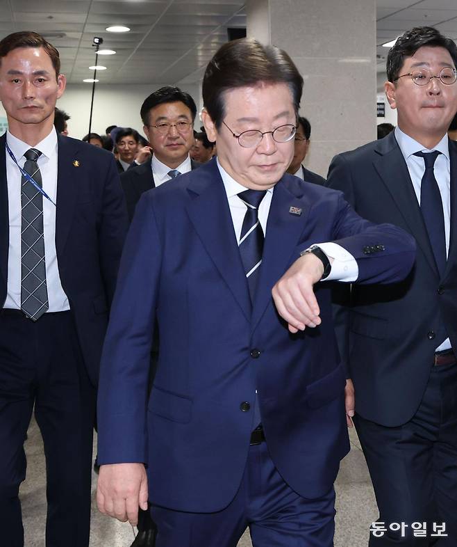 이재명 예비후보가 기자회견을 마치고  소통관을 나서며 시계를 확인하고 있다.  향후 ‘이재명의 시간,이 빛의 순간으로 이뤄질 지  관심이 커질 것으로 보인다. 이훈구 기자 ufo@donga.com