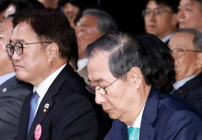 한덕수 대통령 권한대행 국무총리가 11일 서울 서대문구 국립대한민국임시정부기념관에서 열린 대한민국임시정부 수립 106주년 기념식에서 기념사를 위해 이동하고 있다. (대통령실통신사진기자단) 2025.04.11. 뉴시스