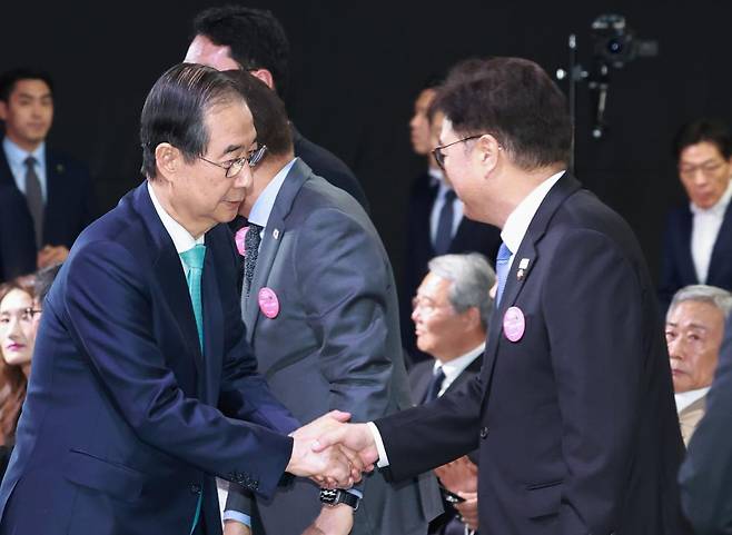 한덕수 대통령 권한대행 국무총리가 11일 서울 서대문구 국립대한민국임시정부기념관에서 열린 대한민국임시정부 수립 106주년 기념식에 참석하며 우원식 국회의장과 악수하고 있다. (대통령실통신사진기자단) 2025.04.11. 뉴시스