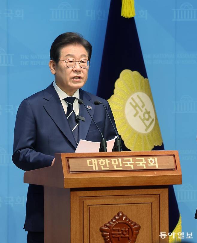 대선 출마를 선언한 이재명 전 더불어민주당 대표가 11일 서울 여의도 국회 소통관에서 비전 및 캠프 인선 발표를 하고 있다. 장승윤 기자 tomato99@donga.com