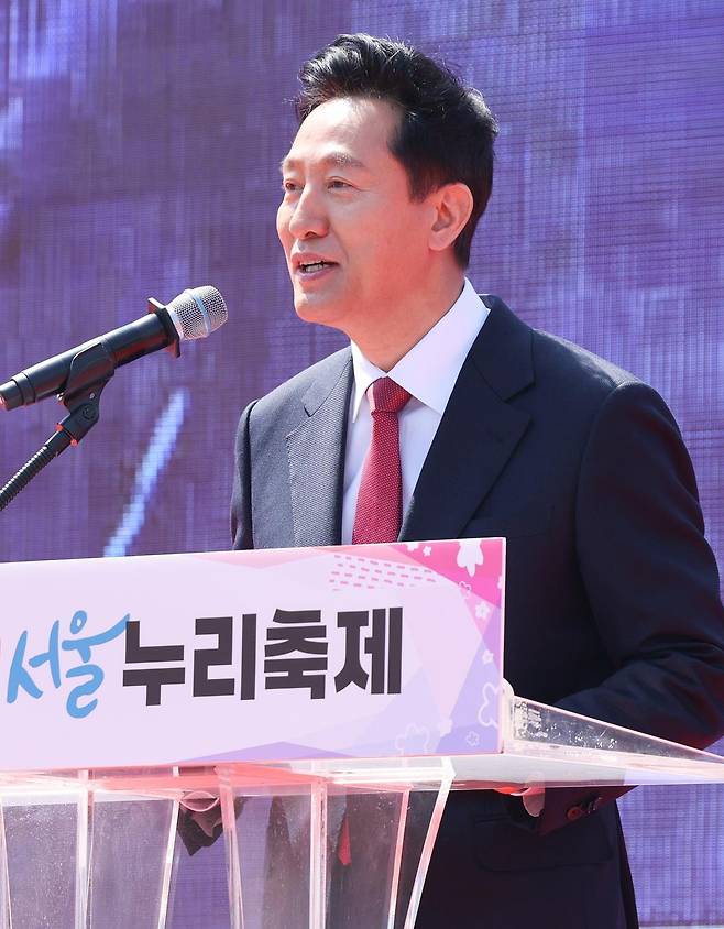오세훈 서울시장이 11일 서울 여의도공원 문화의 마당에서 열린 2025년 동행서울 누리축제에서 축사를 하고 있다. 2025.4.11/뉴스1