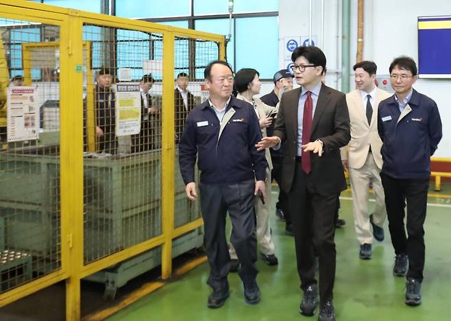 한동훈 국민의힘 전 대표가 11일 울산시 남구 명화공업 울산공장을 둘러보고 있다. 2025.4.11/뉴스1