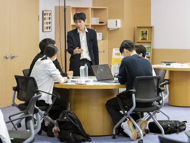 11일 이세돌 교수가 강의에서 팀프로젝트 수행을 위해 지도하고 있다. UNIST 제공
