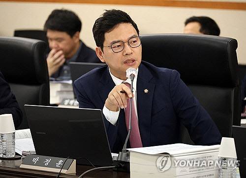 질의하는 박정훈 의원 [연합뉴스 자료사진]