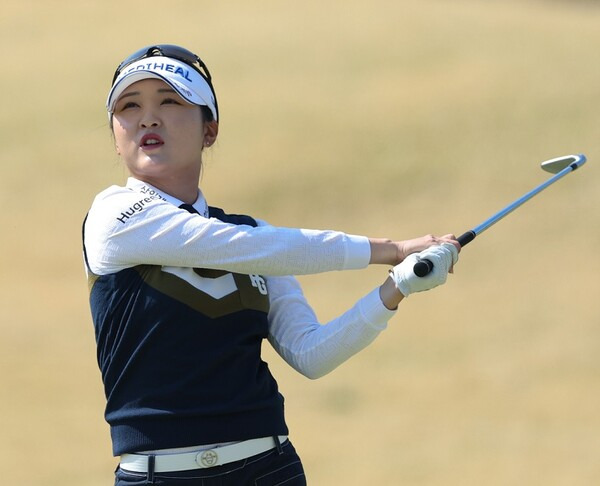 2025년 한국여자프로골프(KLPGA) 투어 신설 대회인 iM금융오픈에 출전한 이예원 프로가 2라운드에서 경기하는 모습이다. 사진제공=KLPGA