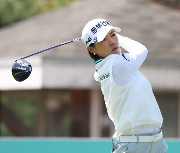 2025년 한국여자프로골프(KLPGA) 투어 신설 대회인 iM금융오픈에 출전한 박주영 프로가 2라운드에서 경기하는 모습이다. 사진제공=KLPGA