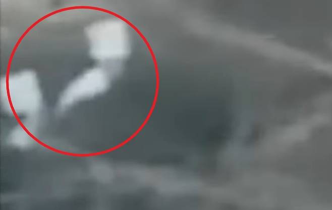 윤석열 전 대통령 파면 뒤 서울 한남동 대통령 관저에서 포착된 조리사 무리. 유튜브 ‘매불쇼’ 갈무리