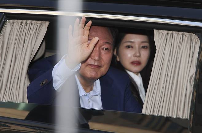 윤석열 전 대통령이 11일 서울 용산구 한남동 대통령 관저를 떠나며 차량에서 지지자들에게 인사하고 있다. 공동취재사진