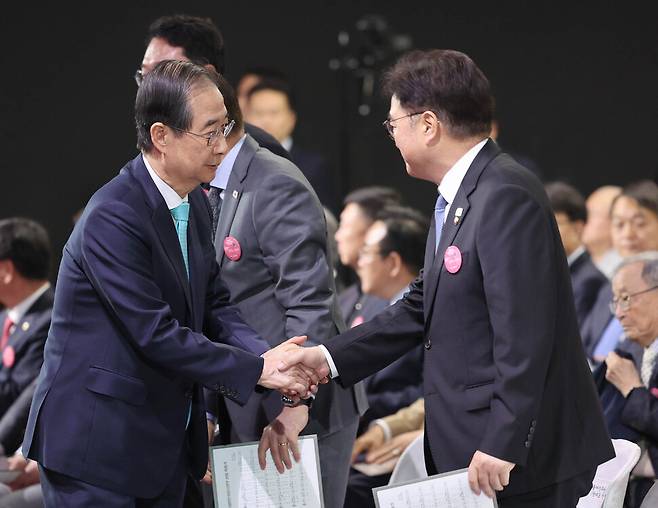 한덕수 대통령 권한대행 국무총리(왼쪽)가 11일 오전 서울 서대문구 국립대한민국임시정부기념관 의정원홀에서 열린 제106주년 대한민국임시정부수립 기념식에 입장하며 우원식 국회의장과 악수를 하고 있다. 김태형 기자 xogud555@hani.co.kr