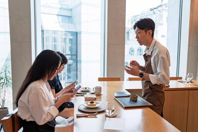 서울 강남구에 위치한 채식 파인다이닝 레스토랑 '레귬'의 성시우 셰프가 손님들에게 음식을 설명하고 있다. '레귬'은 오픈 1년 10개월 만에 미쉐린 별을 따내는 쾌거를 이뤘다.