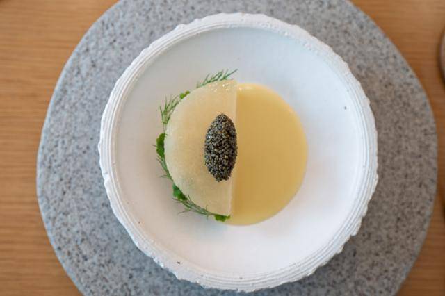'밭의 캐비어' 톤부리(댑싸리 나무 씨앗)를 활용한 '레귬'의 코스 요리 중 하나인 '배와 비건 캐비어'. 톤부리는 캐비어와 유사한 모양과 식감을 가진 식재료다.