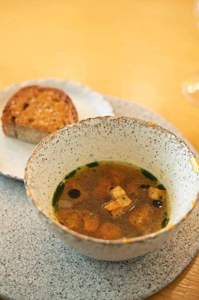 채식 파인다이닝 레스토랑 '레귬'의 냉이 토마토 수프.