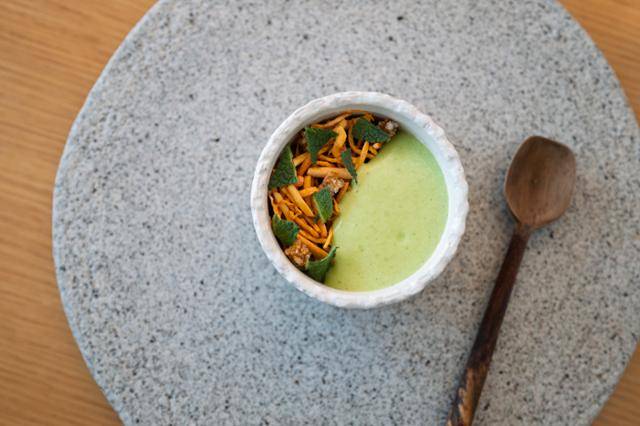 '레귬'에서 맛볼 수 있는 완두콩을 활용한 전채 요리.