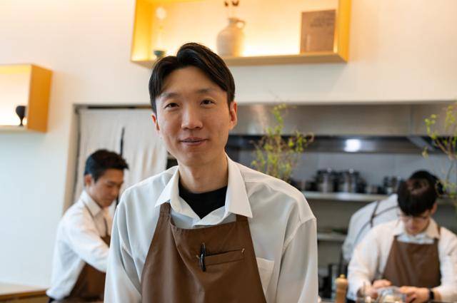 성시우 셰프는 파인다이닝 코스의 모든 요리를 100% 채소로 만든다. 그는 "좋은 채소를 계속 발굴하고 소개해서 채식의 지평을 넓히는 게 저의 소명"이라고 말했다.