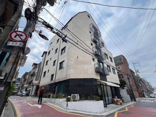 반포1동에는 오래된 건축물과 신축 건축물, 리모델링(개보수)한 건축물이 공존한다. 반대파는 이들 대부분이 재개발을 위한 법정 노후도를 충족하지 못한다고 주장한다. 김민호 기자