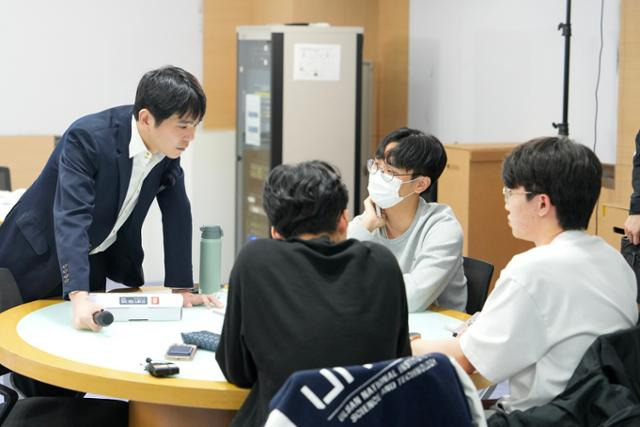 11일 울산 울주군 울산과학기술원(UNIST)에서 이세돌(왼쪽) 기계공학과 특임교수가 자신의 수업에 출석한 학생들과 이야기를 나누고 있다. UNIST 제공