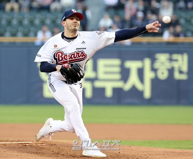 10일 오후 잠실야구장에서 열린 2025 프로야구 한화와 두산 경기. 두산 선발 잭로그가 힘차게 공을 던지고있다. 잠실=정시종 기자 capa@edaily.co.kr