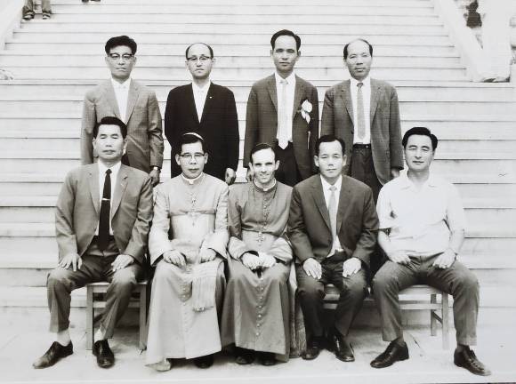 1954년 한국 땅을 밟은 뒤, 70여년 간 사회적 약자를 위해 헌신해 온 두봉 레나도 주교가 향년 96세로 선종했다. 사진은 지난 1969년 두봉 주교(아랫줄 가운데)의 주교 서품 당시 김수환 추기경(아랫줄 왼쪽 두 번째)과 함께 찍은 사진. [사진=연합뉴스]