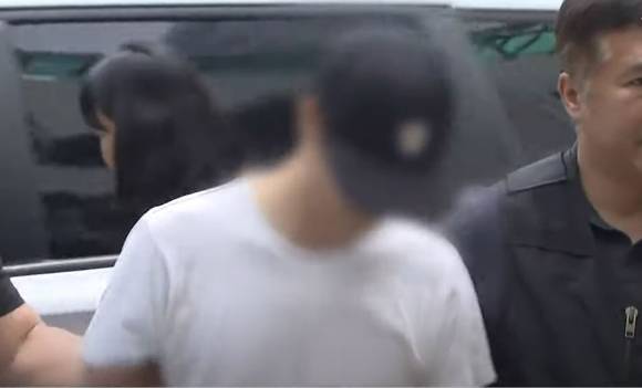 경기 양주시의 한 태권도장에서 4살 어린이를 중태에 빠트린 30대 태권도 관장이 지난해 7월 14일 오후 영장실질심사를 받기 위해 의정부지법으로 들어가고 있다. [사진=YTN 보도화면]