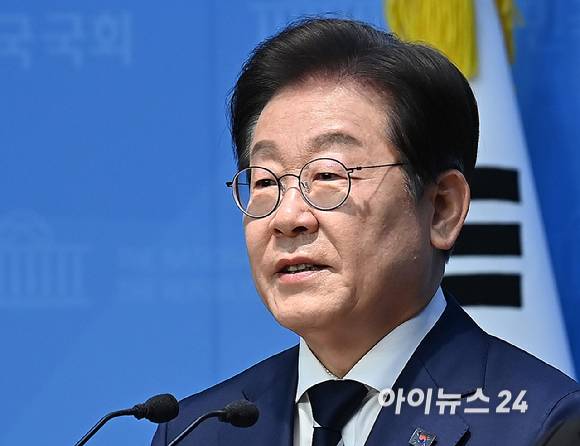 대선 출마를 선언한 이재명 전 더불어민주당 대표가 11일 서울 여의도 국회 소통관에서 '비전 선포식 및 캠프 일정 발표'를 하고 있다.