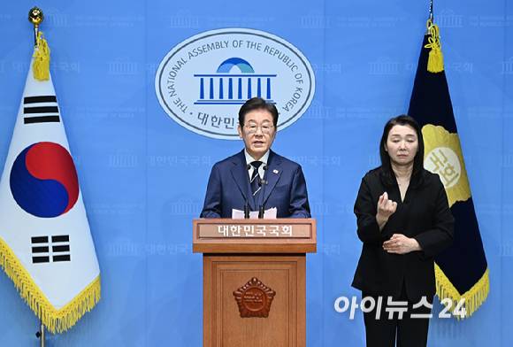 대선 출마를 선언한 이재명 전 더불어민주당 대표가 11일 서울 여의도 국회 소통관에서 '비전 선포식 및 캠프 일정 발표'를 하고 있다.