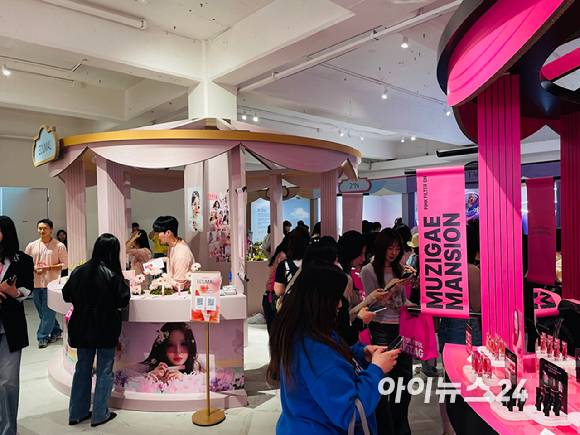 11일 성수 XYZ SEOUL에 '직잭뷰티' 팝업스토어가 열렸다. 팝업 내부에서 방문객들이 뷰티 제품을 살펴보고 있다. [사진=송대성 기자]