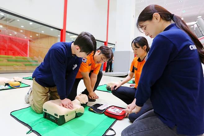티웨이항공 훈련센터에서 객실승무원들이 소방안전 교육 훈련을 통해 심폐소생술(CPR) 및 기내 응급처치 등 고강도 안전 훈련을 받고 있다. (티웨이항공 제공)