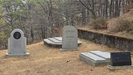 영명 고등학교 뒷동산에 있는 선교사 묘역. 왼쪽에 사애리시 선교사의 묘비가 보인다. 오른쪽 뒷편이 남편 샤프 선교사의 묘다. 이들은 결혼 3년 만에 사별했다. 공주=백성호 기자