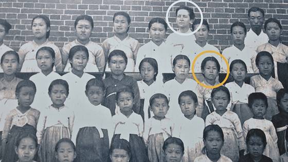 영명 여학교에 다니던 여학생들의 모습이다. 흰 동그라미가 사애리시 선교사, 노란 동그라미가 당시 재학 중이던 유관순의 모습이다. 공주=백성호 기자