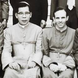 두봉 주교가 1969년 주교가 된 것을 기념해 찍은 사진. 김수환 추기경이 곁에 있다. [연합뉴스]