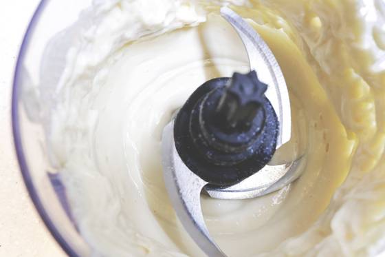 크림용 연두부는 물기를 제거한 후, 블렌더에 넣어 곱게 갈아준다. 사진 염혜민