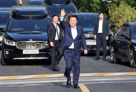 윤석열 전 대통령이 헌법재판소 파면 결정 후 일주일 만인 11일 용산구 한남동 대통령 관저를 떠나며 지지자들에게 손을 흔들어 인사하고 있다.  전민규 기자