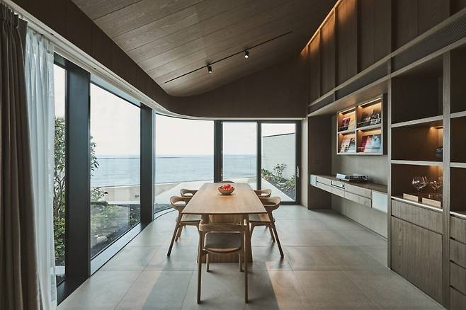 빌라 쏘메 객실 '설', 이 객실에는 리조트에서 큐레이션한 LP가 포함돼 있다.  /코오롱글로텍