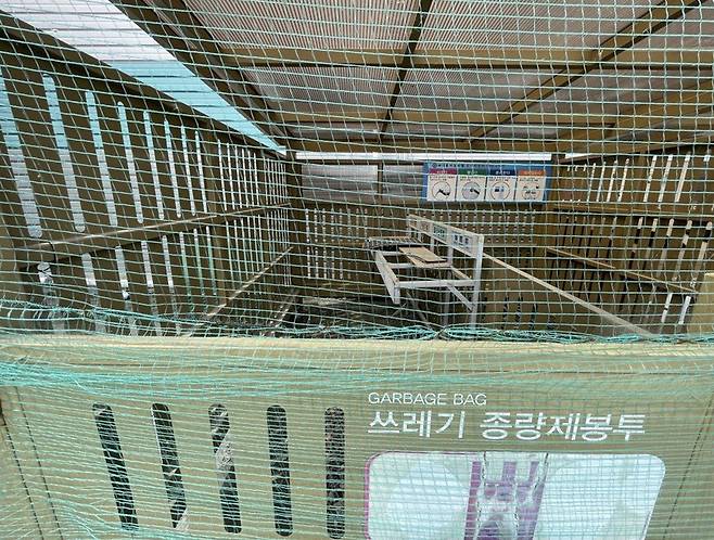 남원시의 한 면소재지에 설치한 쓰레기 배출장. 관리에 어려움을 겪다 폐쇄된 상태다. 싱글벙글 비니루없는점빵 제공